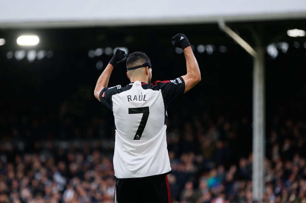 El delantero mexicano Raúl Jiménez ha incrementado su nivel con el Fulham en Inglaterra