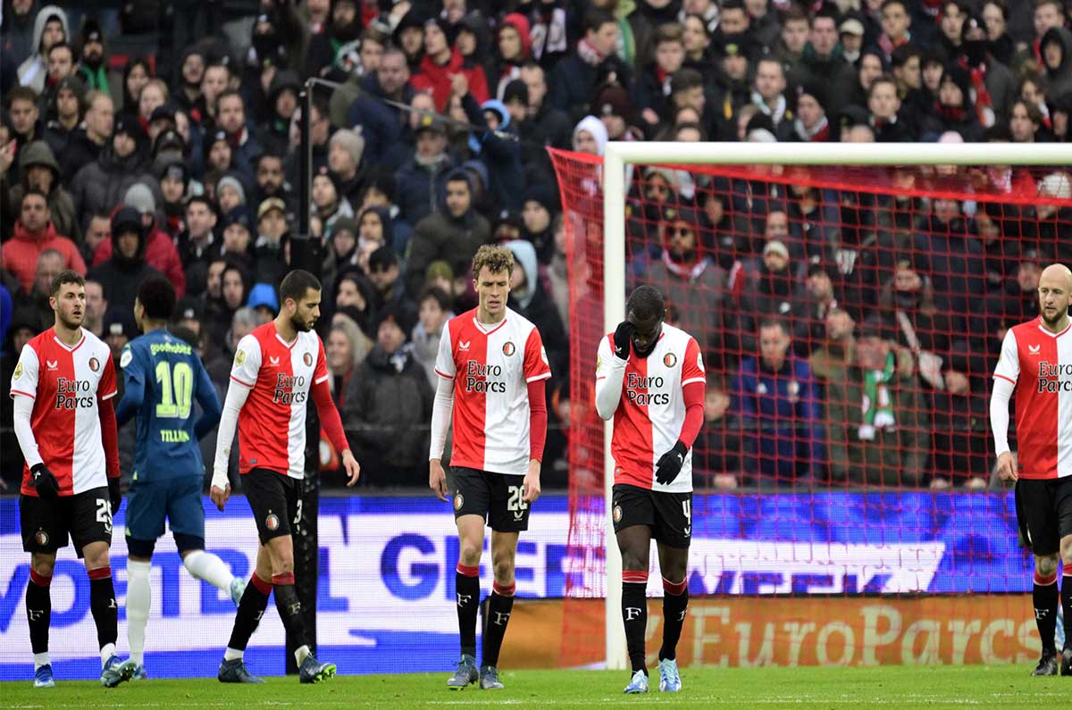 Santiago Giménez y Feyenoord se rezagan en la pelea del bicampeonato