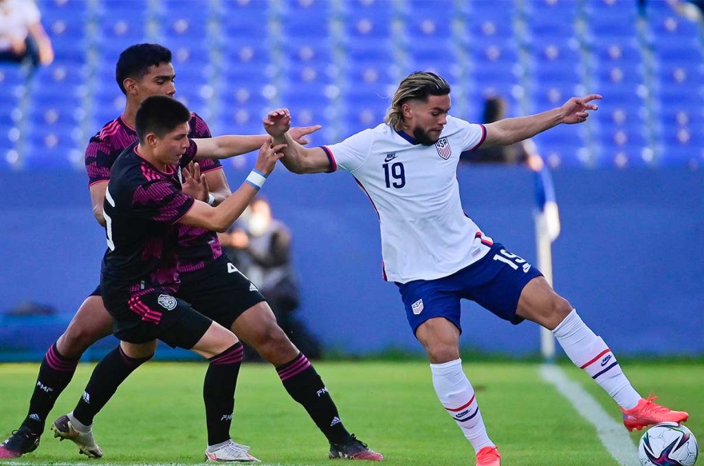 ¿A parte de Cowell, qué otros jugadores no nacidos en México se encuentran en Chivas?