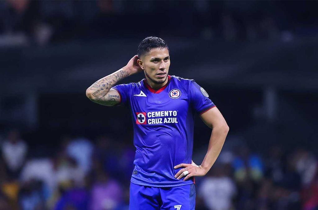 Carlos Salcedo reintegrado con Cruz Azul y con interés en Brasil