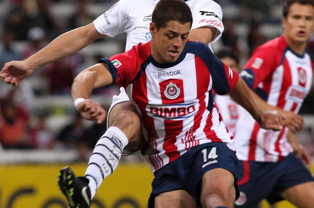 Chicharito durante un torneo disputado con las Chivas de Guadalajara