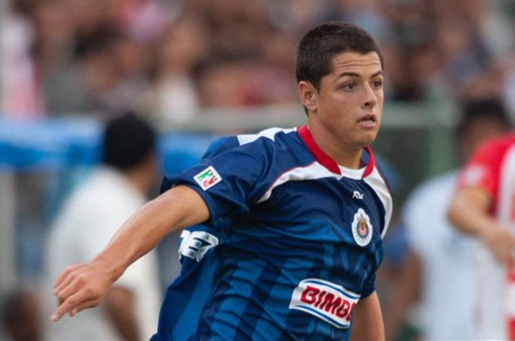 Chicharito durante un torneo con las Chivas de Guadalajara