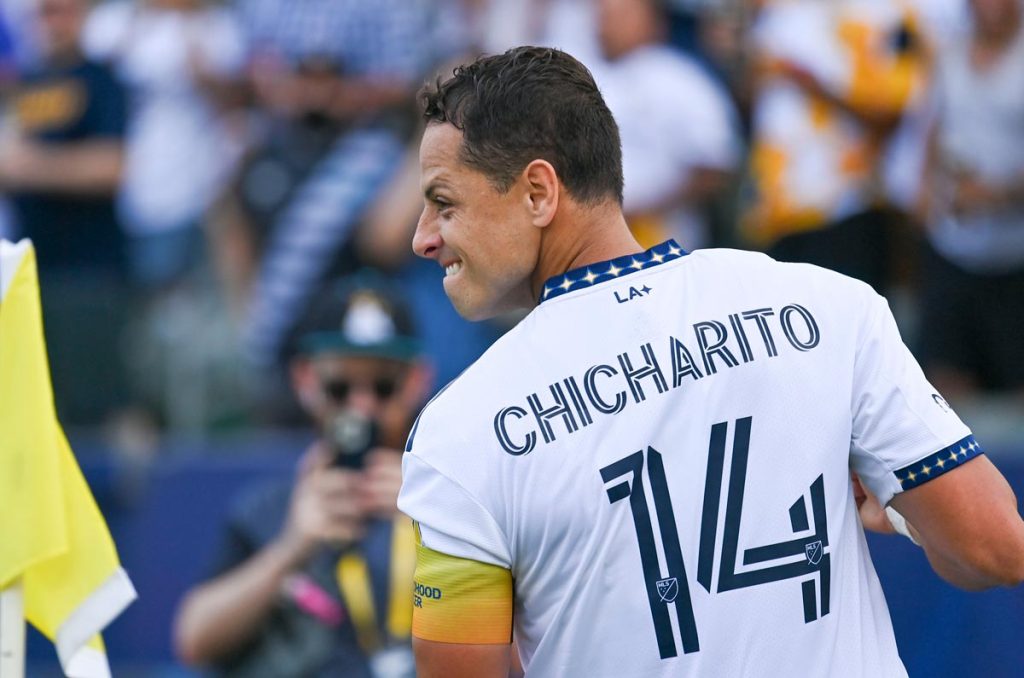 Chicharito no juega un partido oficial desde junio del 2023; su debut con Chivas tendrá que esperar