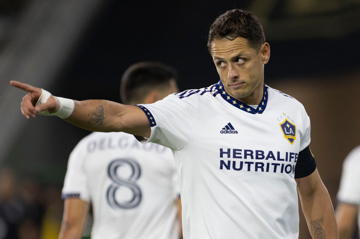 Chicharito espera por oferta de la MLS