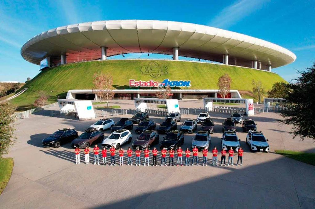 MG Motor regaló automóviles a futbolistas de Chivas de Guadalajara, tanto de la rama varonil como femenil