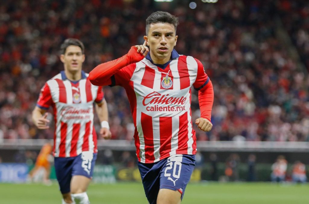 Chivas anota a los 20 segundos; VAR lo concede, a pesar de posible falta