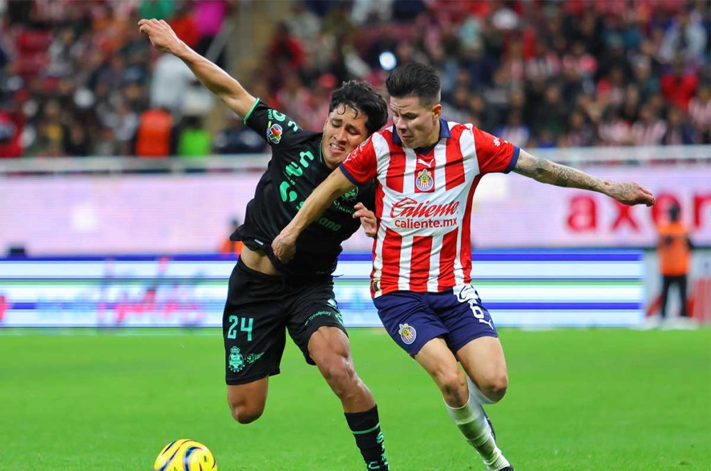 Con todo en contra, Chivas rescata el empate ante Santos Laguna 0