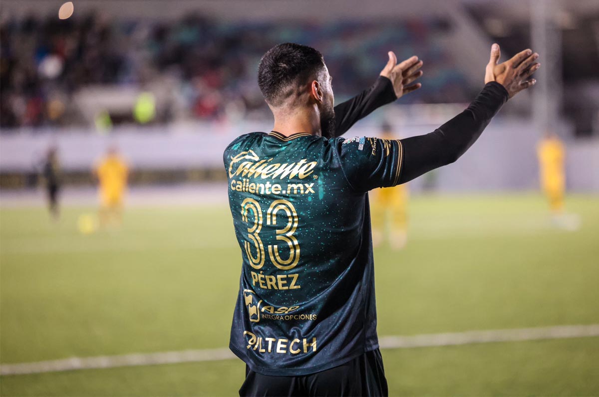 Canterano de Estudiantes Tecos, Eduardo Pérez Reyes también fue parte de otros clubes en México: Puebla, Morelia, Tampico y Santos Laguna. Con la Franja ganó una Copa MX. Actualmente se ha sumado al equipo de Panachaiki.
