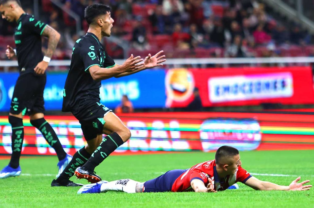 ¿Fue correctamente anulado el penal en el Chivas vs Santos? ¿Y el Chivar?