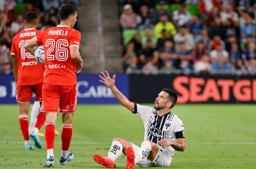 José Paradela durante un partido amistoso vs Rayados de Monterrey