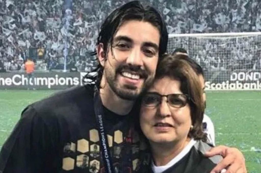 Rodolfo Pizarro y su tía durante la celebración de Concachampions