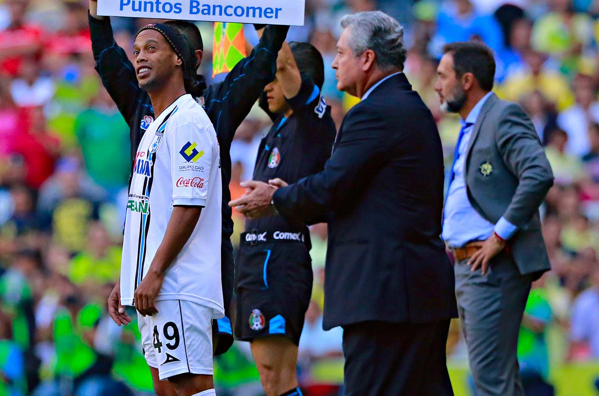 Querétaro perdía 2-0 vs Pachuca en el Estadio Hidalgo. Vucetich decidió sustituir a Ronaldinho y Sinha. Situación que hizo enfurecer a 'Dinho' quien se retiró del estadio antes que terminara el partido. Su relación nunca fue buena