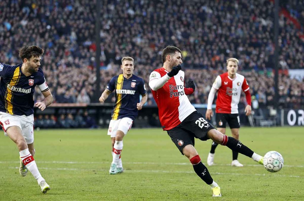 Santiago Giménez habla de su penal fallado ante el Twente 0