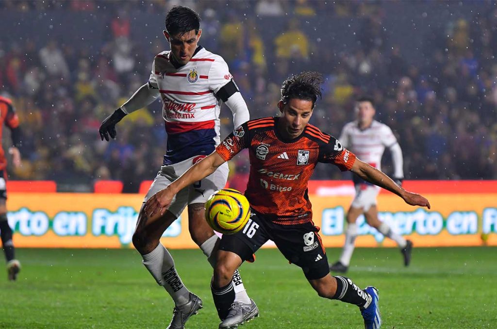 Tigres logra la victoria vs Chivas ¿correctamente anulado el gol al Pocho?