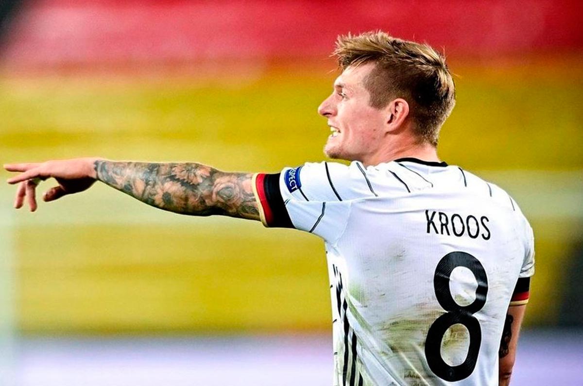 Somos Fútbol - Toni Kroos con el nuevo balón oficial de la UEFA