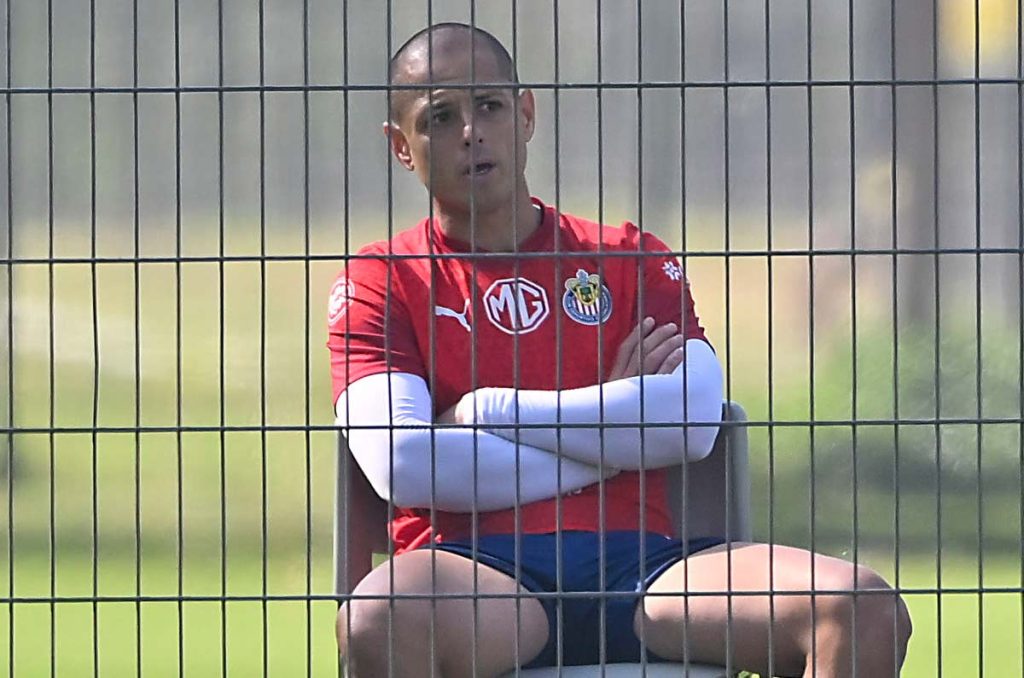 Chicharito acelera recuperación con Chivas y debutaría en Clásico Nacional 