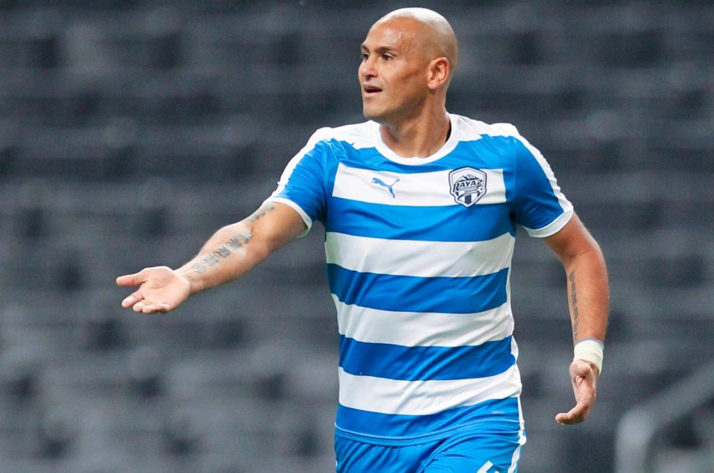 Chupete Suazo podría sumarse a la People’s League