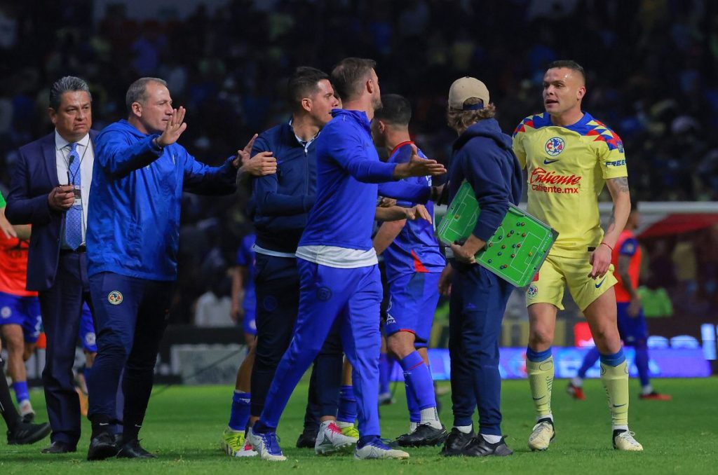 Bronca al finalizar el América vs Cruz Azul; problemas entre los cuerpos técnicos