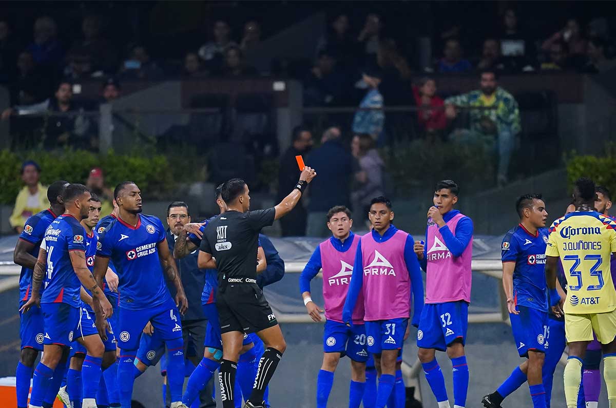 Cruz Azul tiene 3 expulsados al hilo vs América