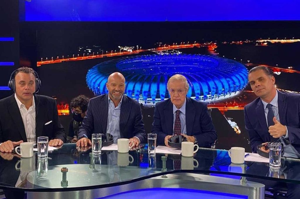 David Faitelson, Luis García, José Ramón Fernández y Christian Martinoli durante un segmento en vivo para la televisión