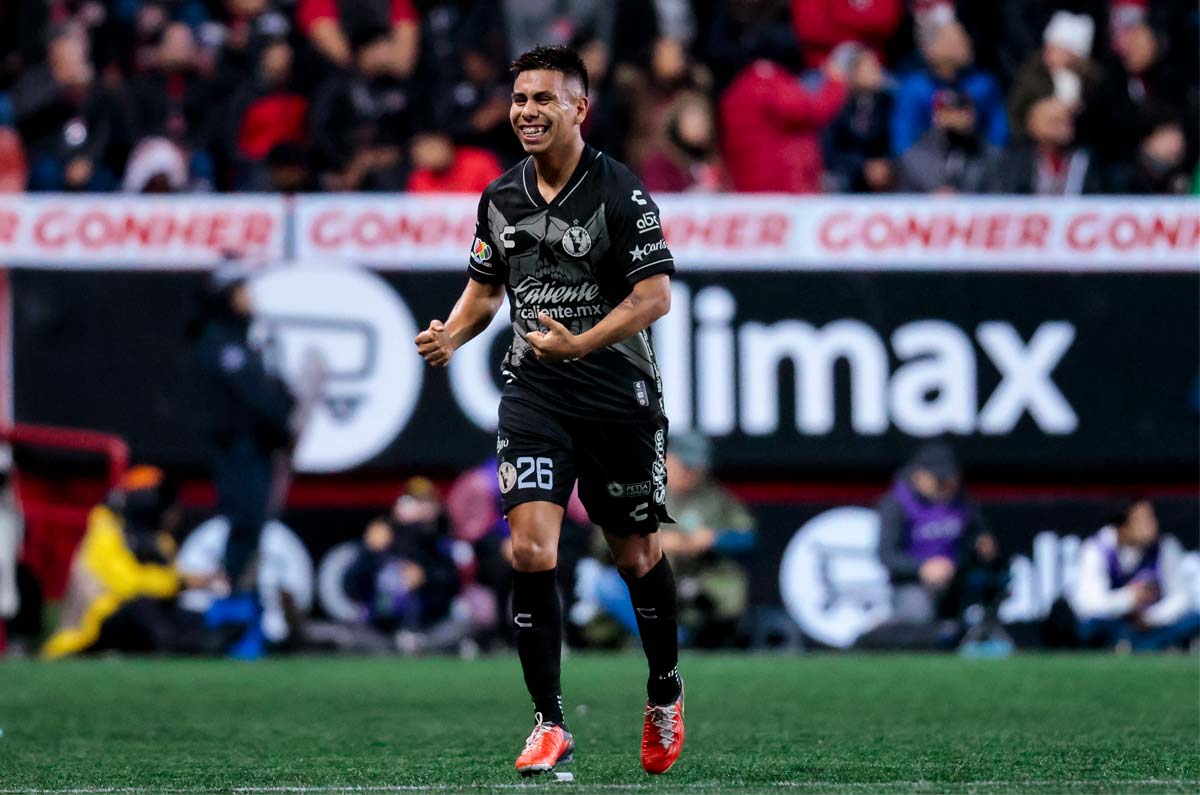 Efraín Álvarez - 21 años

Todavía no consigue despegar con los Xolos de Tijuana, pero este mediocampista tiene un valor de 4.3 millones de dólares.
