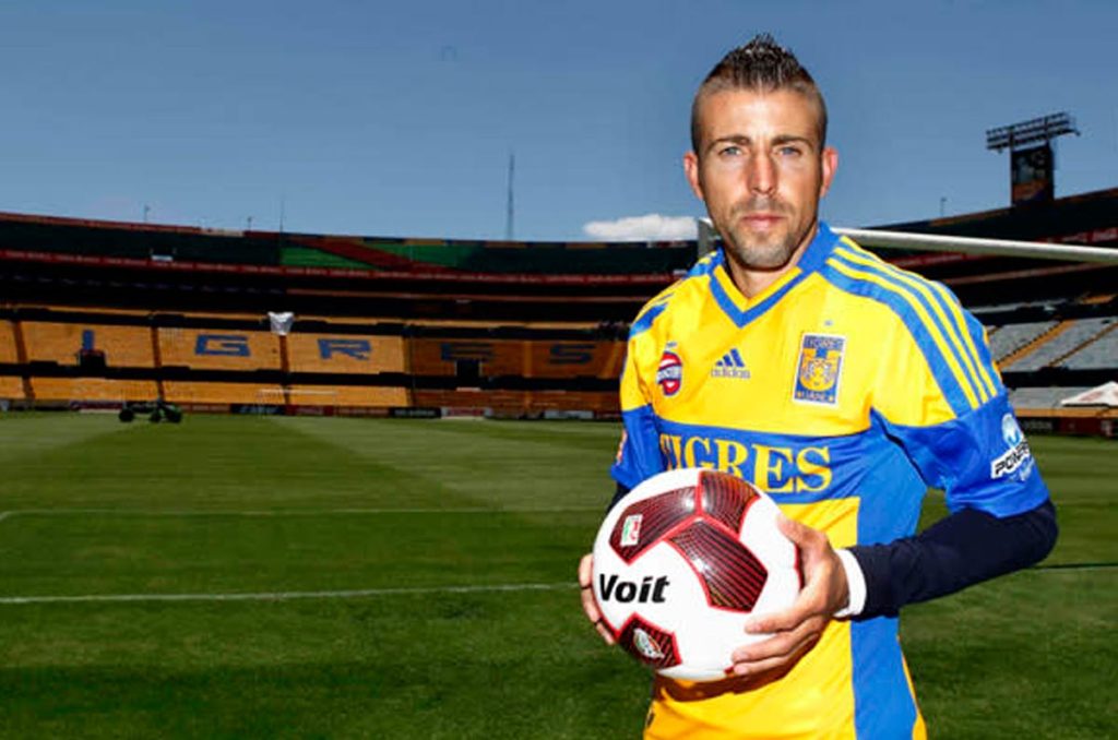 Luis García en su presentación como futbolista de Tigres UANL en la Liga MX durante el 2012