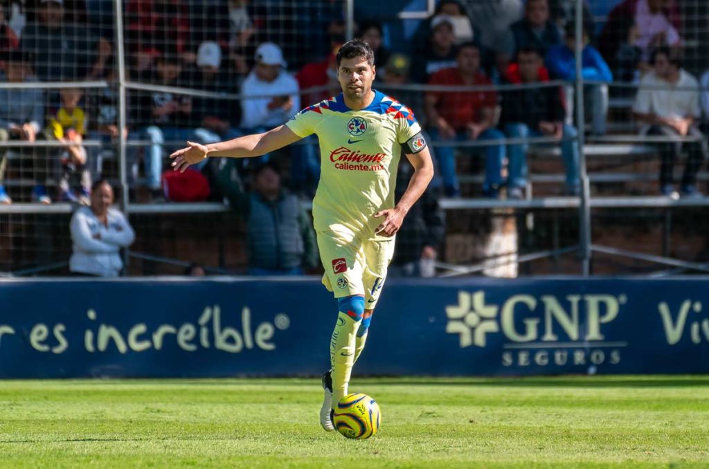 Néstor Araújo sigue buscando equipo