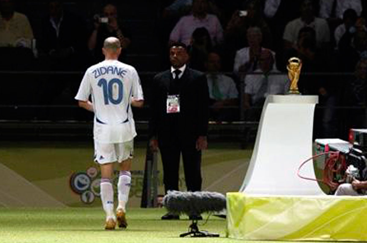 Zinedine Zidane - Francia. Tras la Eurocopa 2004 anunció su retiro de Le Blue. Pero se pidió su regreso para la Copa del Mundo de 2006
