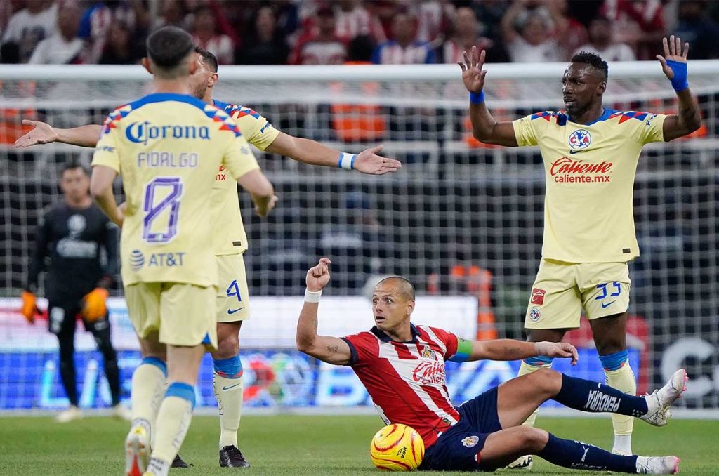 Argumentan que debió marcarse penal a favor de Chivas vs América