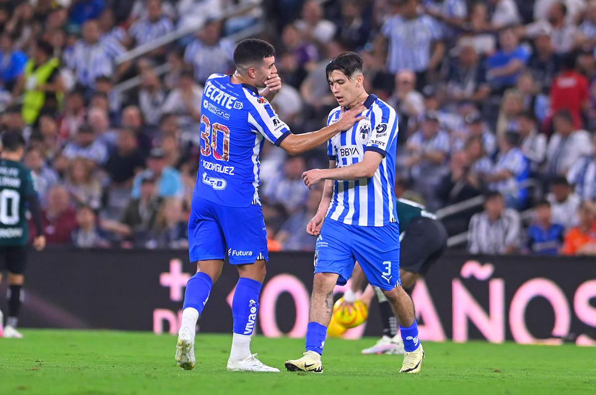 Arteaga se hace expulsar y Chivas juega con uno más ante Rayados; ¿qué le dijo al árbitro?