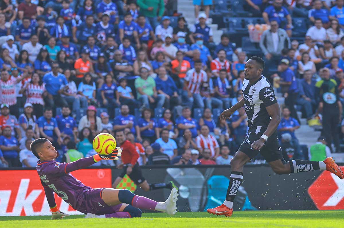 Cambindo hace valida la ley del ex y Necaxa derrota a Cruz Azul