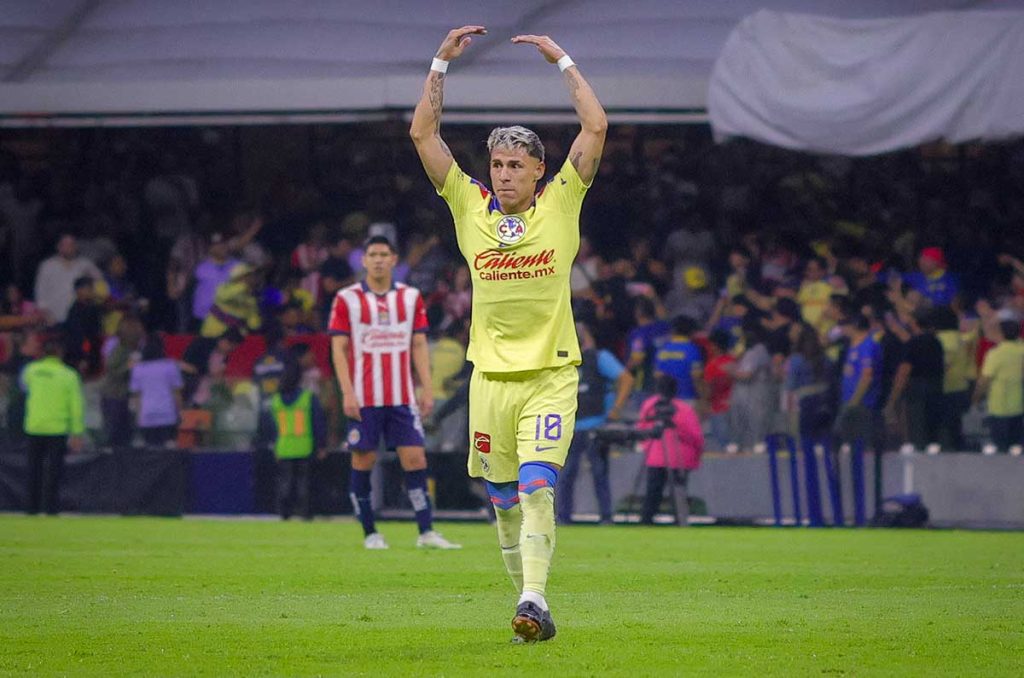 Chicote Calderón ofrece su playera del América a aficionados de Chivas
