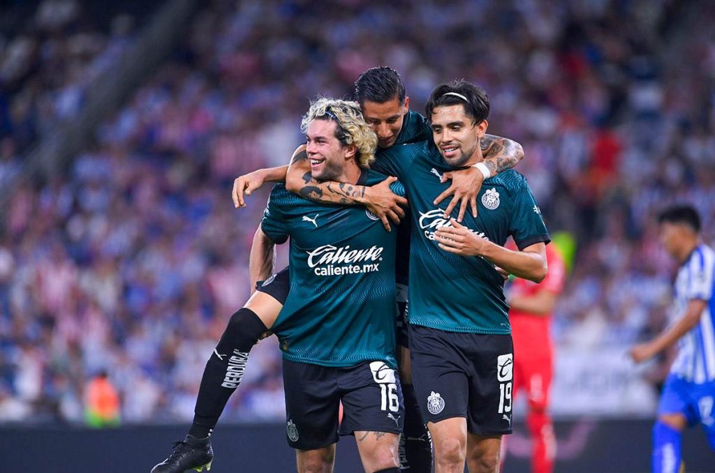 Chivas le quita la racha a Rayados con dos expulsados