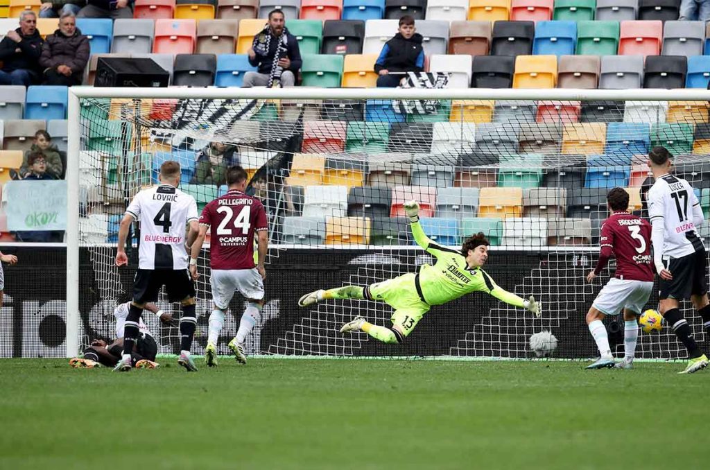 Guillermo Ochoa cerca del descenso y de los 1000 goles en contra