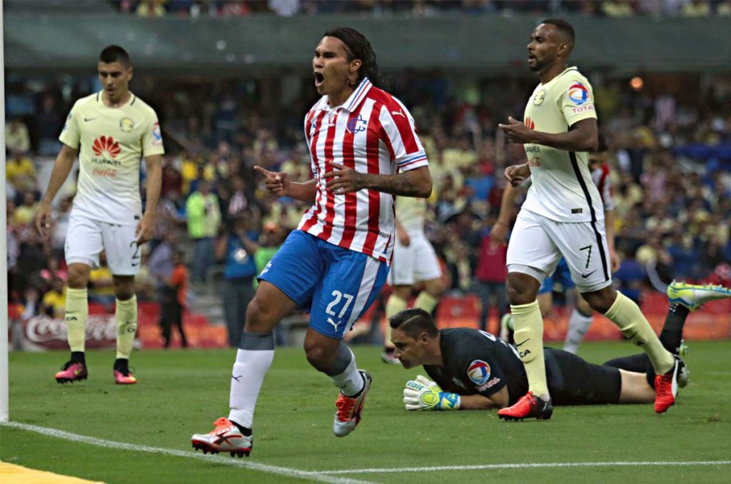 Gullit Peña festeja un gol vs América en el Clásico Nacional del torneo Apertura 2016
