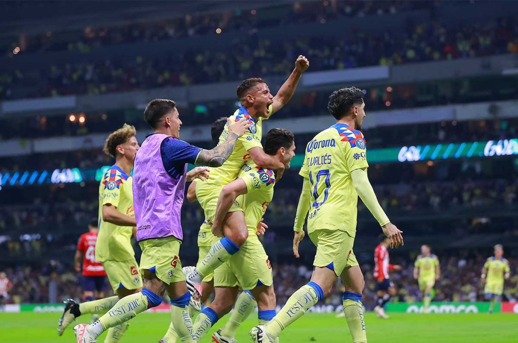 Insólito error de Mozo termina en gol y América elimina a Chivas 0
