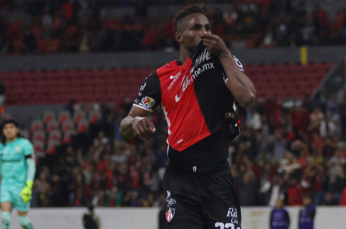 Julián Quiñones. Fueron 10 millones de dólares los que pagó el América por el goleador del Atlas. Con los Rojinegros fue Bicampeón y en Coapa ya se hizo con un título de Liga MX. 
