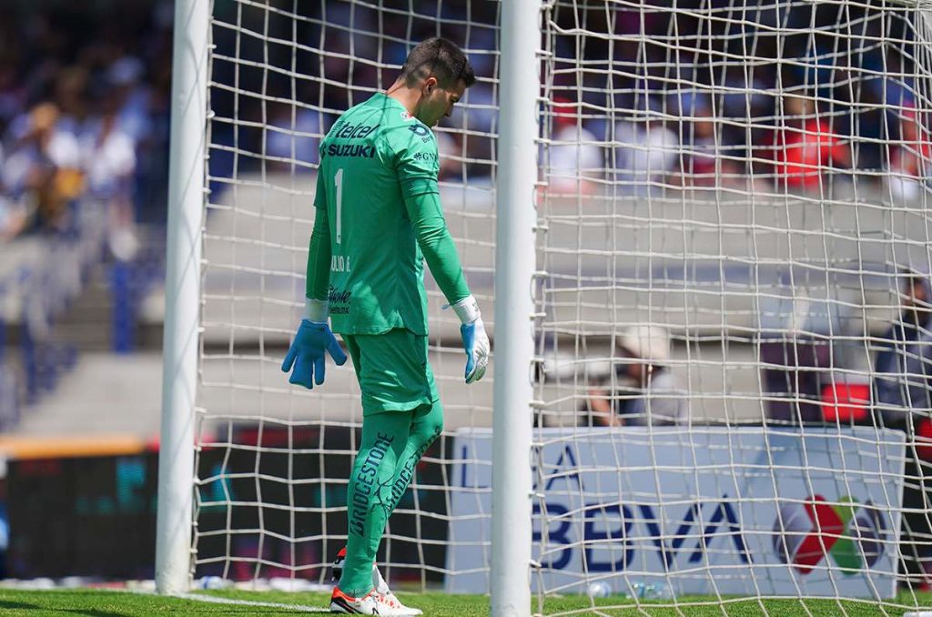 Julio González se salva del oso ¿estuvo bien anulado el gol de Cruz Azul?