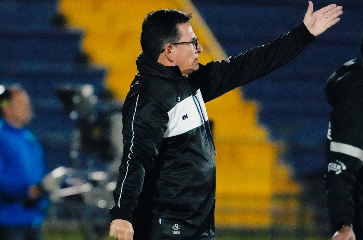 Mario García. También en el futbol Tico encontramos a este entrenador mexicano con el Cartaginés. Luego de haber tenido un gran éxito con el Atlante. 