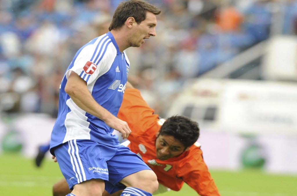 Lionel Messi vs Jorge Campos en un partido amistoso jugado en México