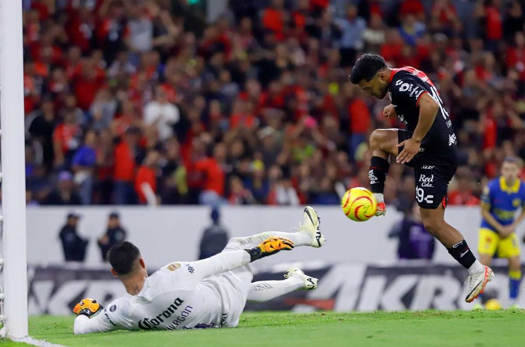 Mudo Aguirre registrando uno de sus mejores torneos en Liga MX 0