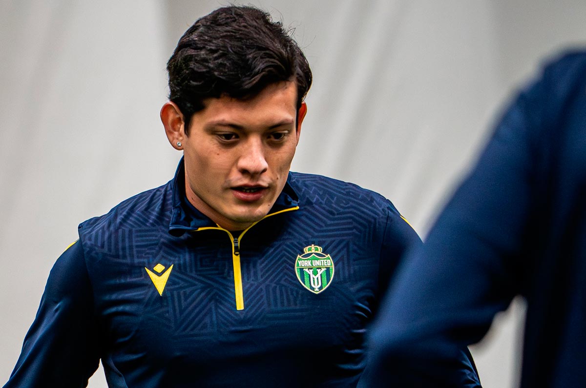 Oswaldo León. El defensa central de 24 años jugó para equipos como América, Celaya, Zacatepec, Dorados de Sinaloa, entre otros. Actualmente milita en el York United FC.
