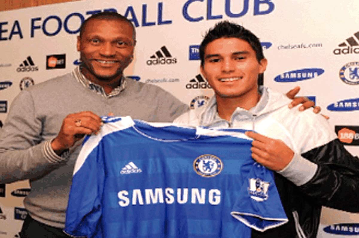 Ulises Dávila. Llegó el 27 de agosto de 2011 a Chelsea luego de deleitar en la Selección Mexicana Sub-20. Aunque firmó un contrato por 5 años, nunca pudo jugar en el primer equipo. Se la vivió de préstamo en préstamo; SBV Vitesse de Holanda, Sabadell F. C., Córdoba y Tenerife de España y Vitória de Portugal. Actualmente juega para el Macarthur de Australia. 
