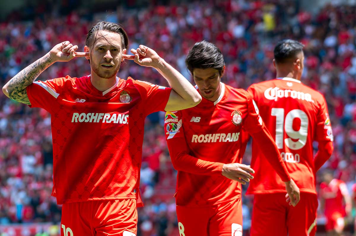 Jesús Angulo en festejo de gol