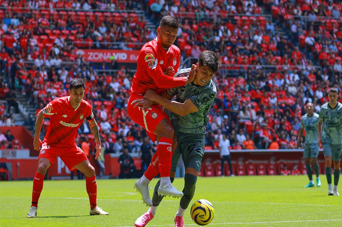 Juan Escobar en disputa por el balón