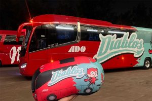 ADO presenta el nuevo autobús de los Diablos Rojos de México