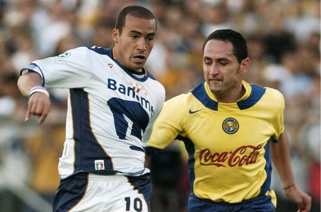 Aílton Da Silva en un partido entre Pumas vs América durante el 2005