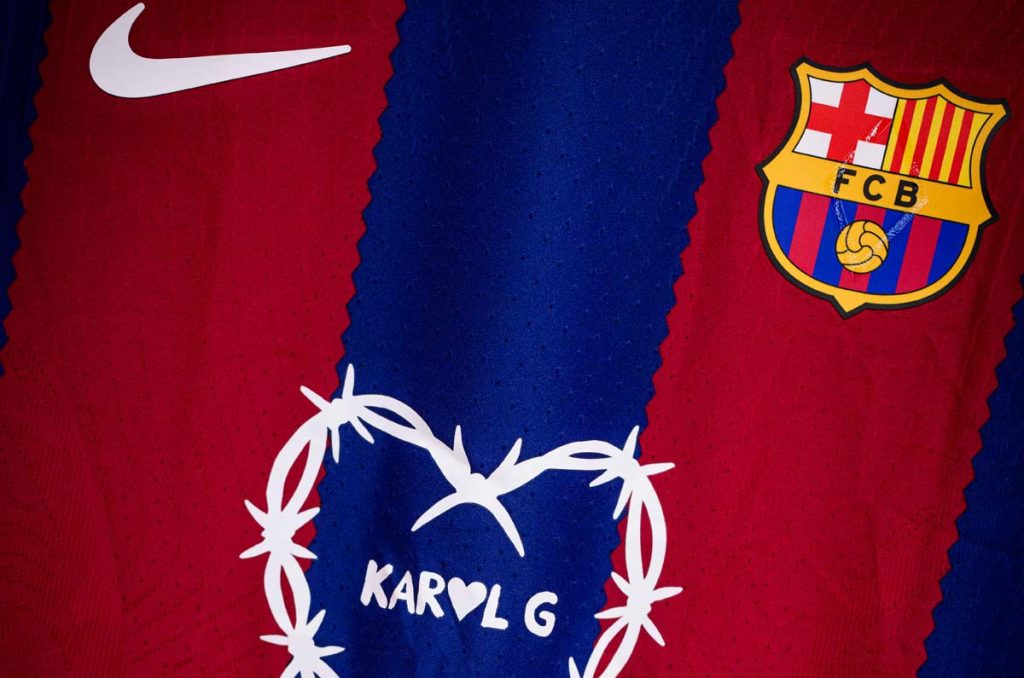 Karol G y su camiseta del FC Barcelona