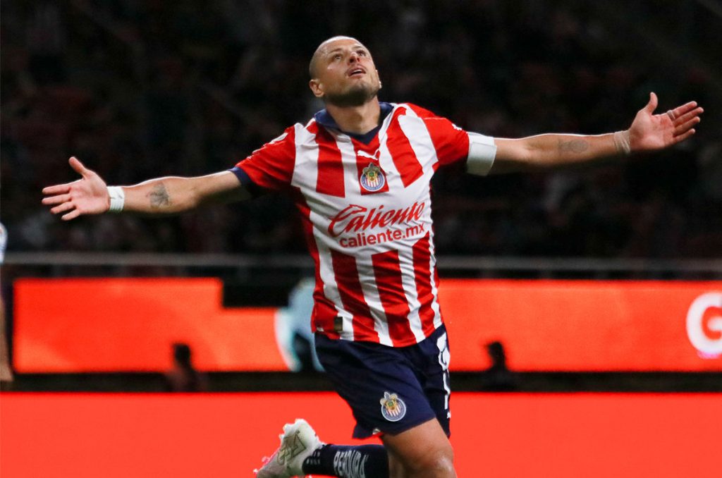 Chicharito por fin anota con Chivas; VAR ignora posible fuera de juego