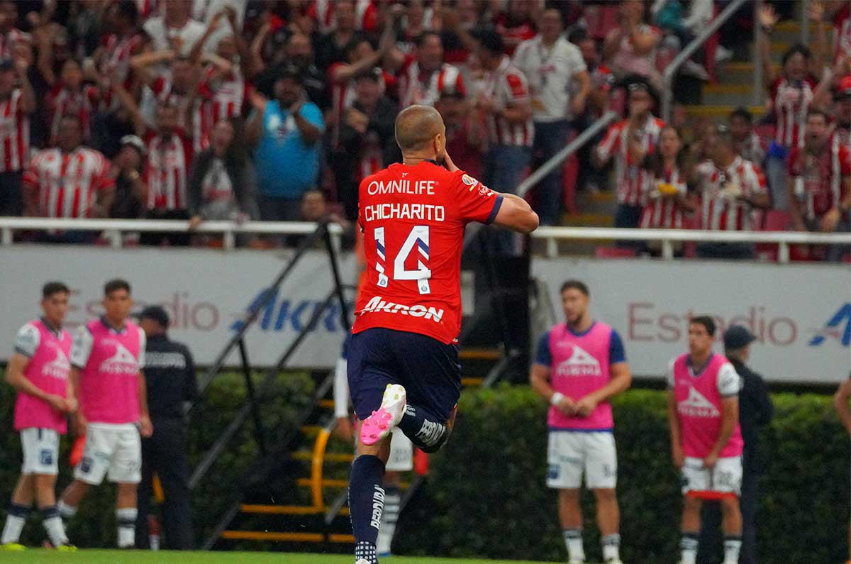 Chicharito se muestra autocrítico con la victoria de Chivas